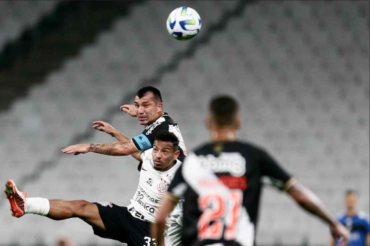 Medel em jogo contra o Corinthians