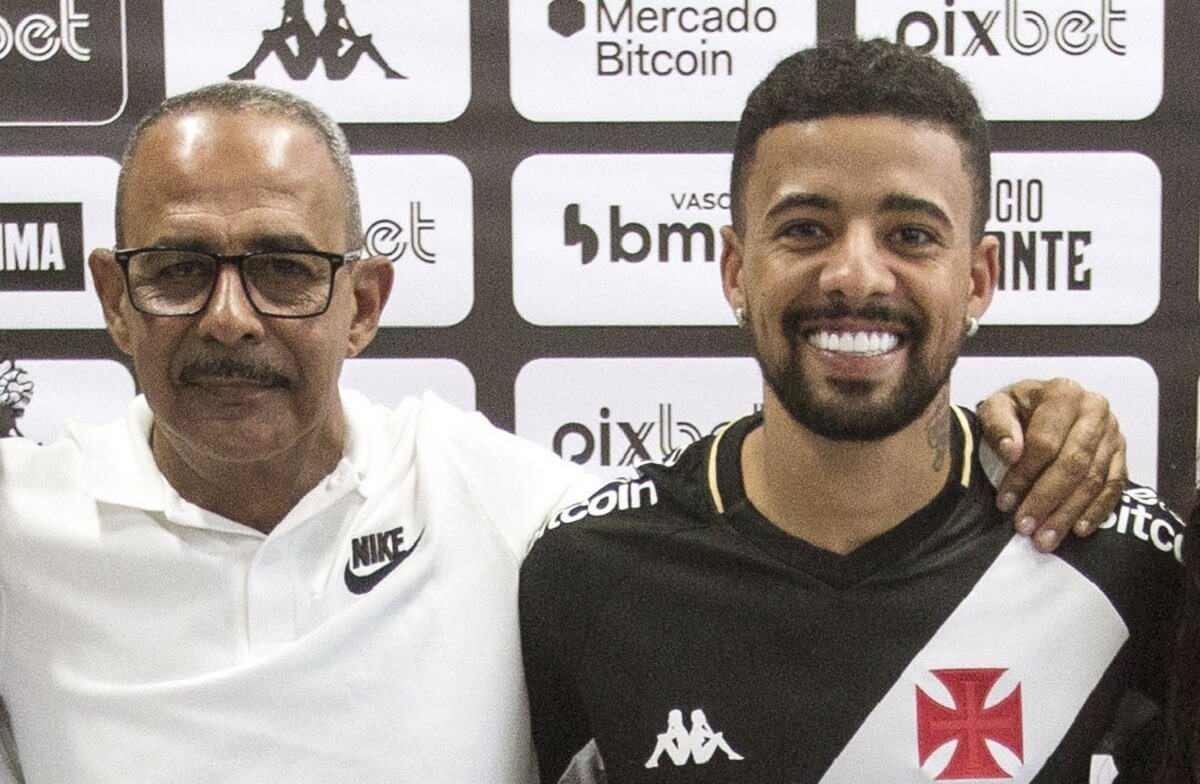 Paulinho e seu pai durante apresentação no Vasco