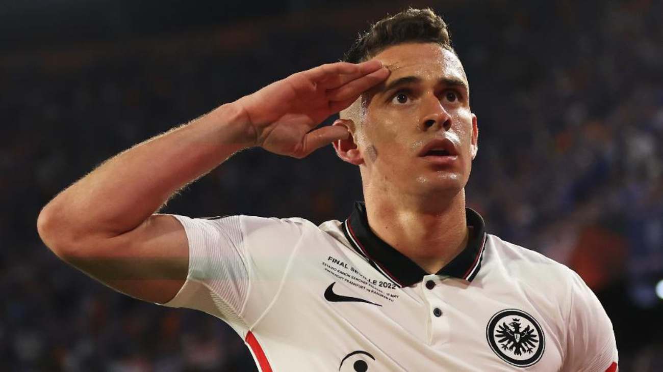 Rafael Borré celebra gol pelo Eintracht Frankfurt, da Alemanha