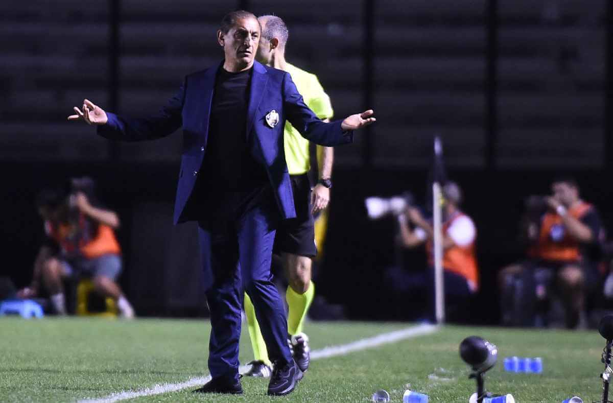 Ramón Díaz durante o jogo contra o Athletico-PR