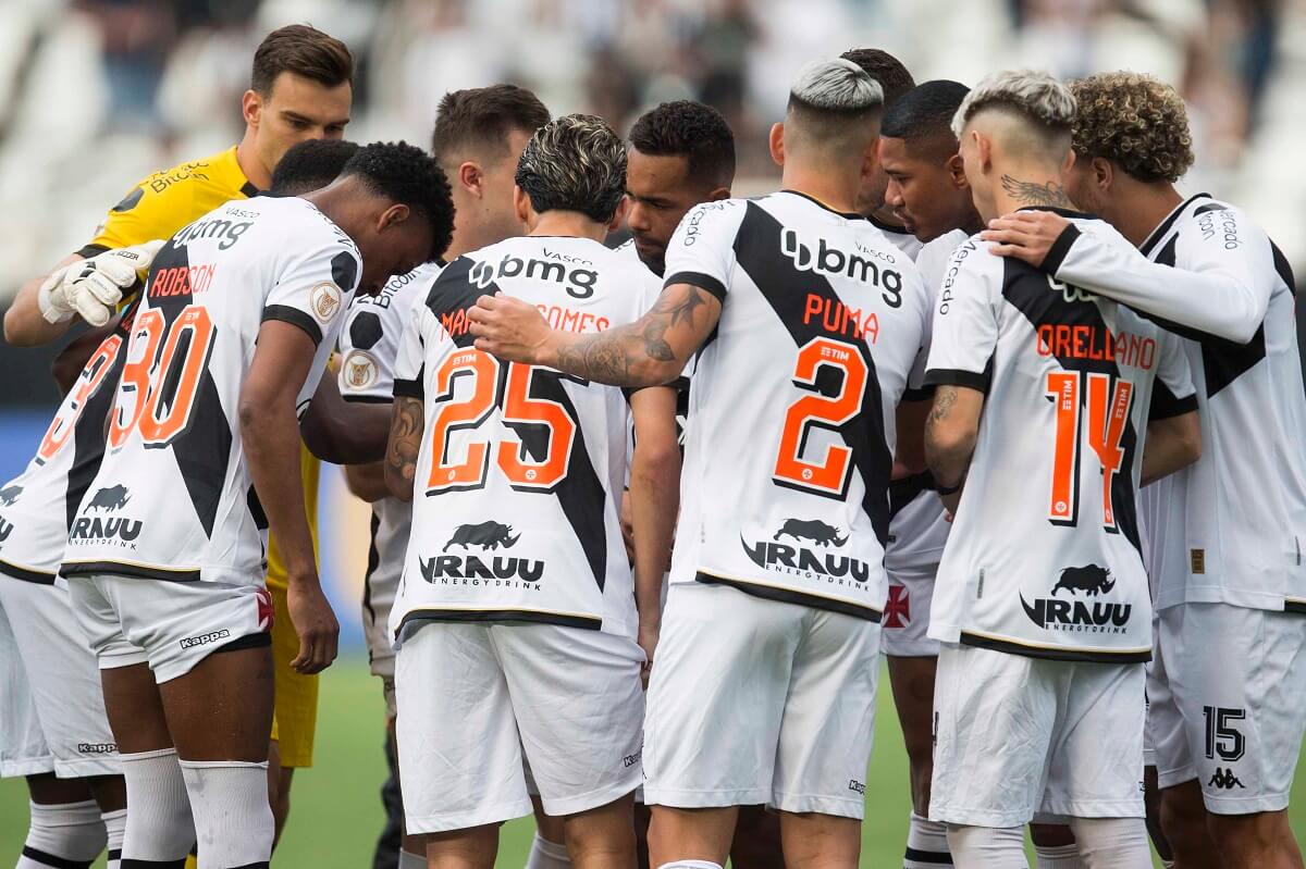 Jogadores do Vasco reunidos em clássico contra o Botafogo