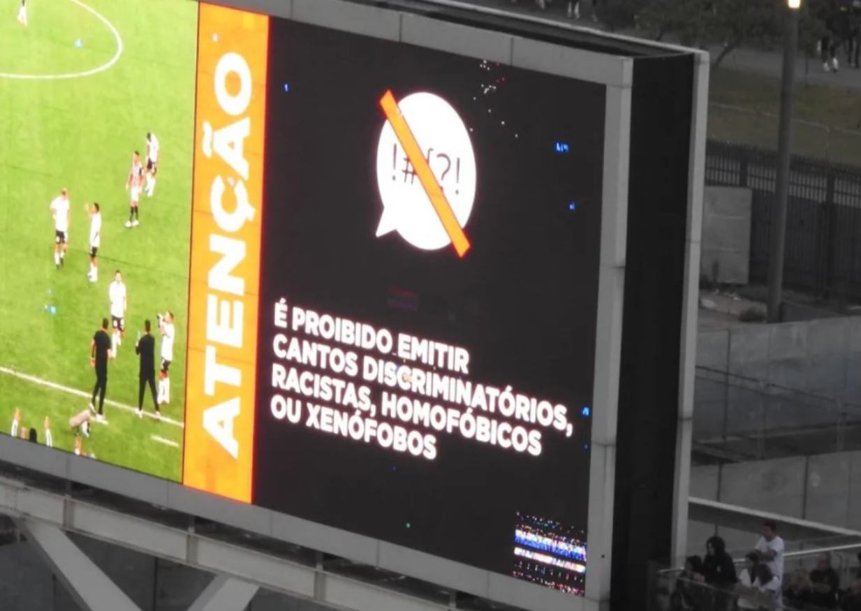 Torcedores do Corinthians entoaram gritos homofóbicos contra o São Paulo