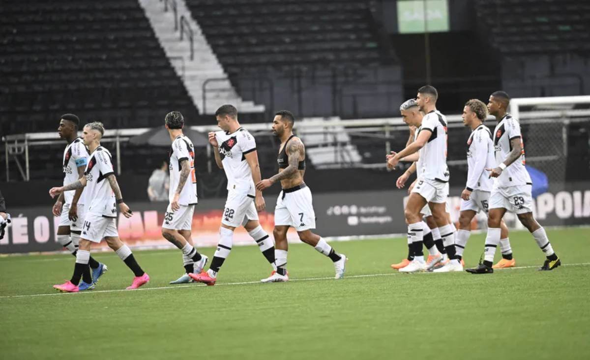 Jogadores do Vasco no Nilton Santos