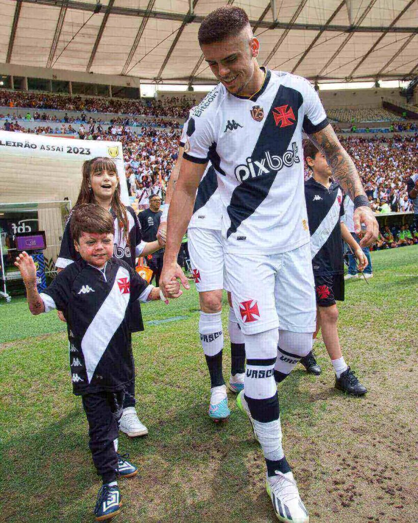 Menino Gui entrou em campo com Pec em partida do Vasco