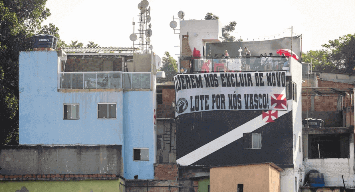 Faixa de protesto posicionada nos arredores de São Januário