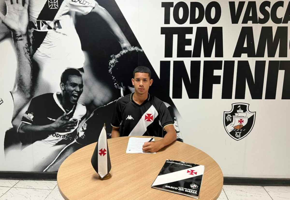 Alexandre assinando contrato com o Vasco
