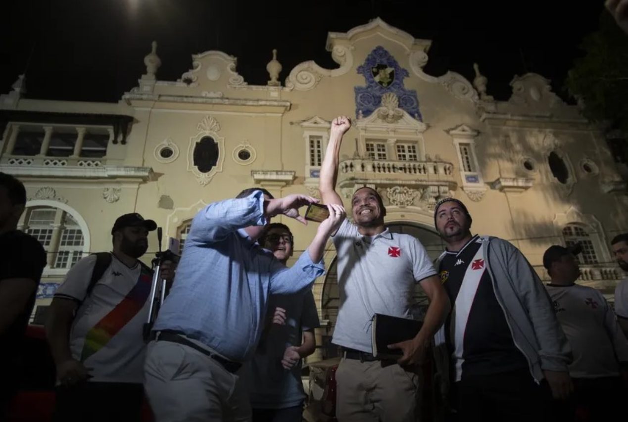 Cabo Daciolo em noite de oração em São Januário