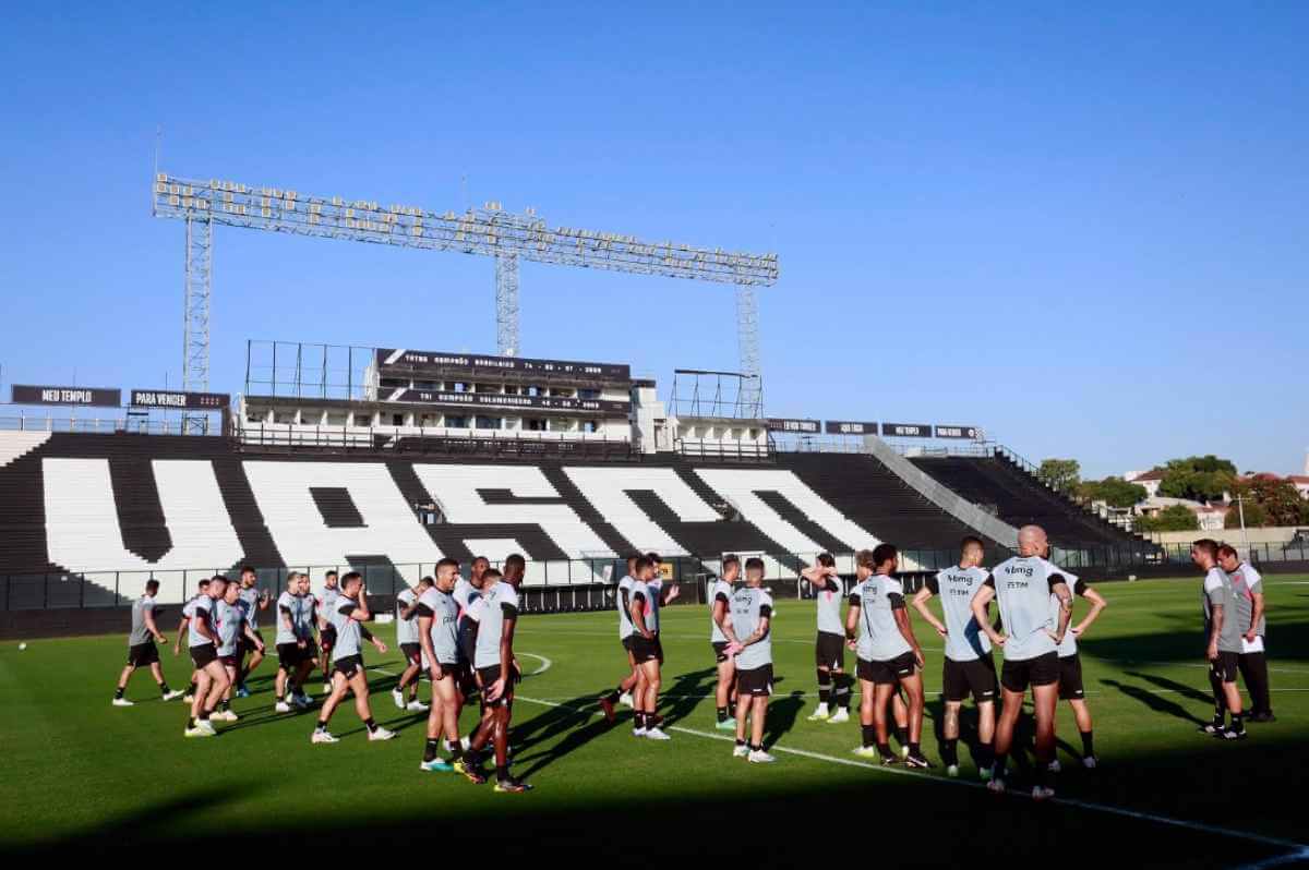 Elenco do Vasco treinando em São Januário