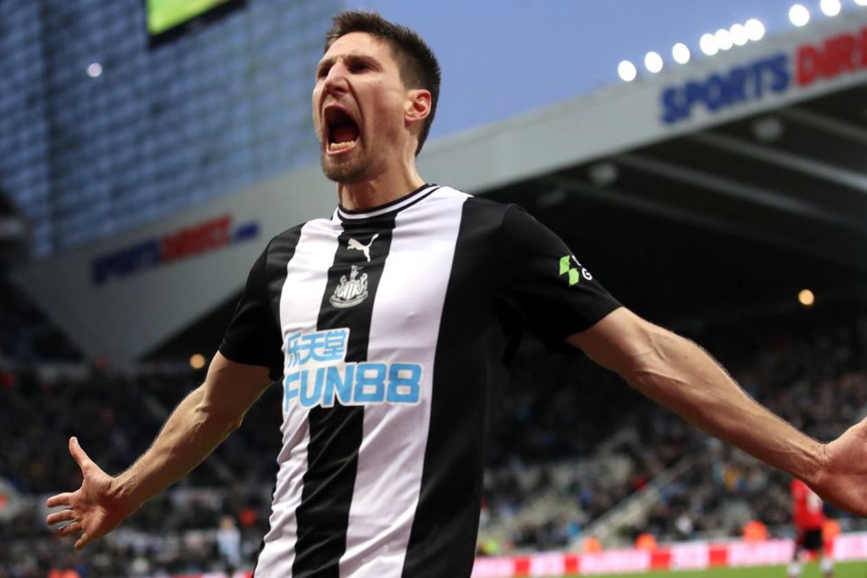 Federico Fernandez em campo pelo Newcastle, da Inglaterra