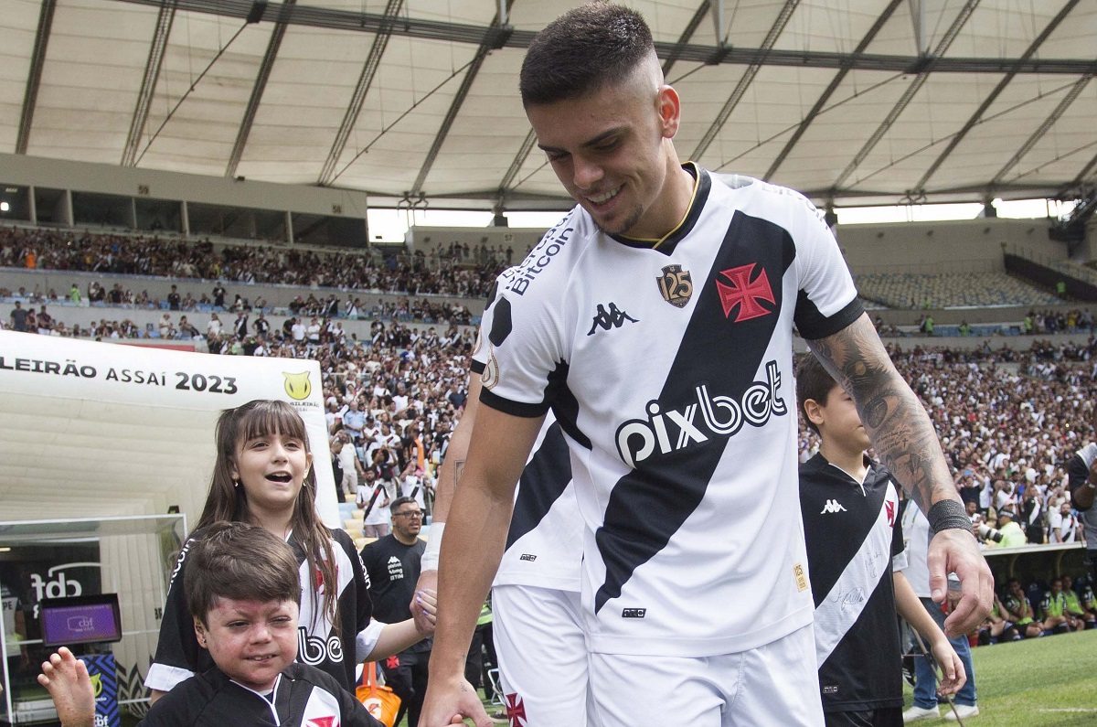 Gabriel Pec entrando em campo com o pequeno Gui