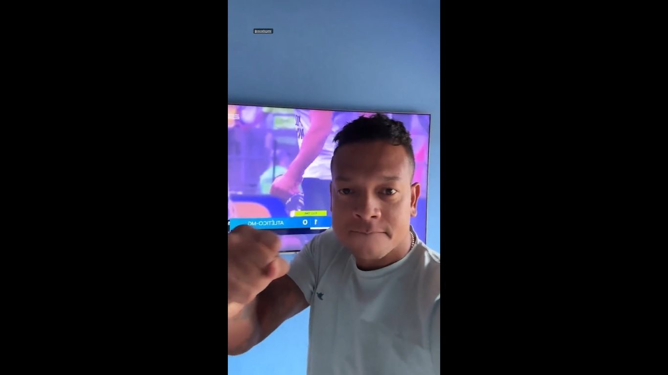 Guarín celebra vitória do Vasco sobre o Atlético-MG