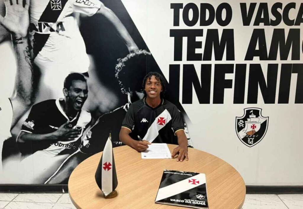 Igor assinando contrato com o Vasco