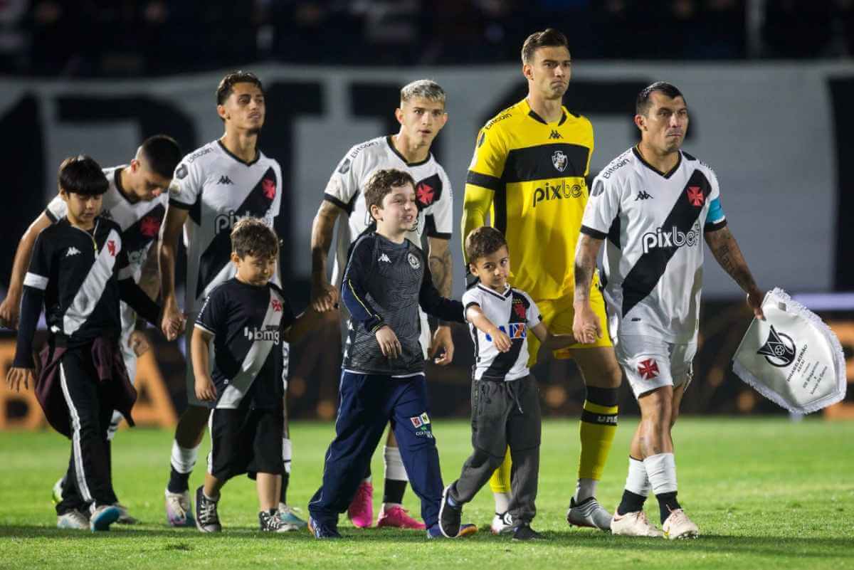 Jogadores do Vasco em jogo contra o Red Bull Bragantino
