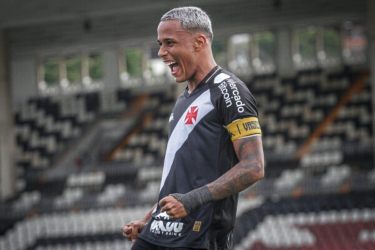 Julião celebra gol pelo Vasco
