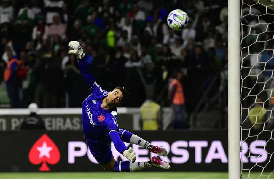 Léo Jardim em ação pelo Vasco contra o Palmeiras