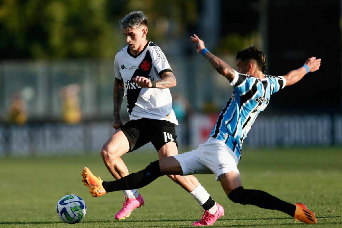 Luca Orellano em jogo contra o Grêmio