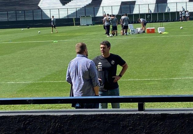 Lucio Barbosa marca presença em treino do Vasco em São Januário