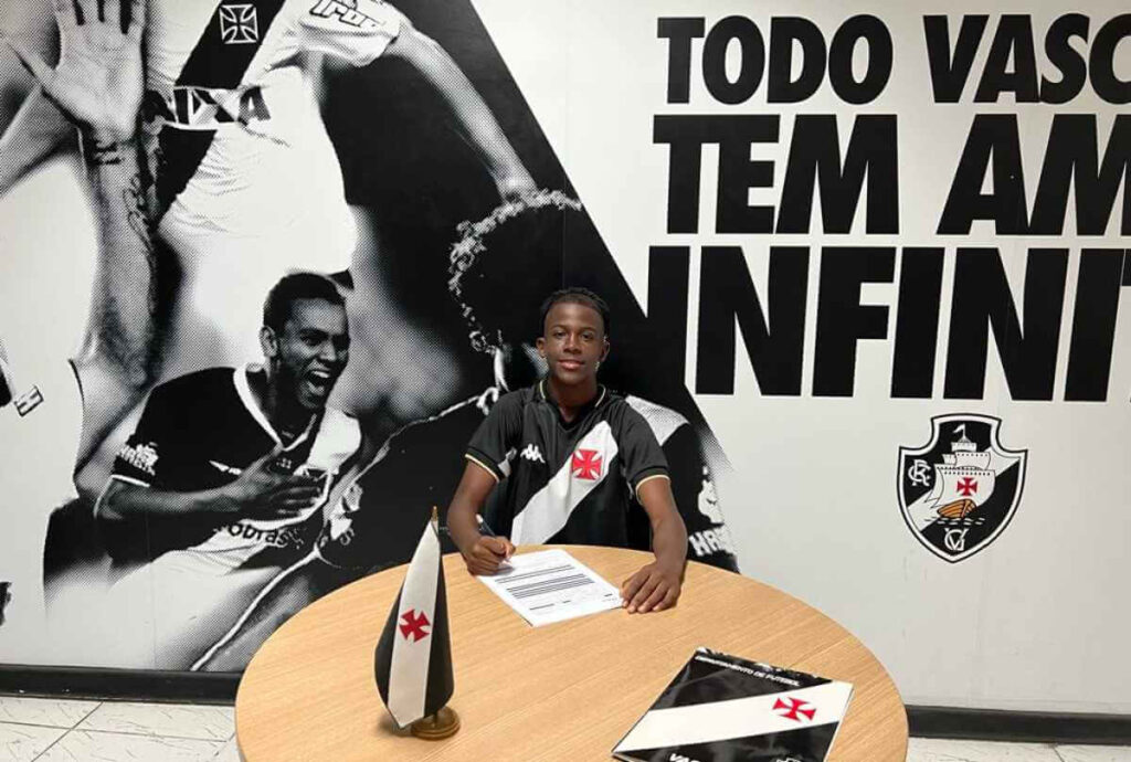 Luis Felipe assinando contrato com o Vasco