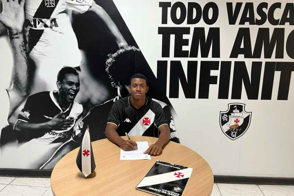 Marçal assinando contrato com o Vasco