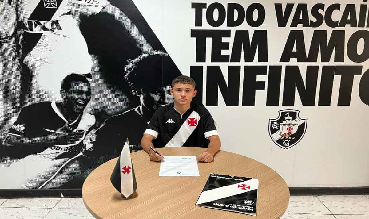 Marcinei Júnio assinando contrato com o Vasco