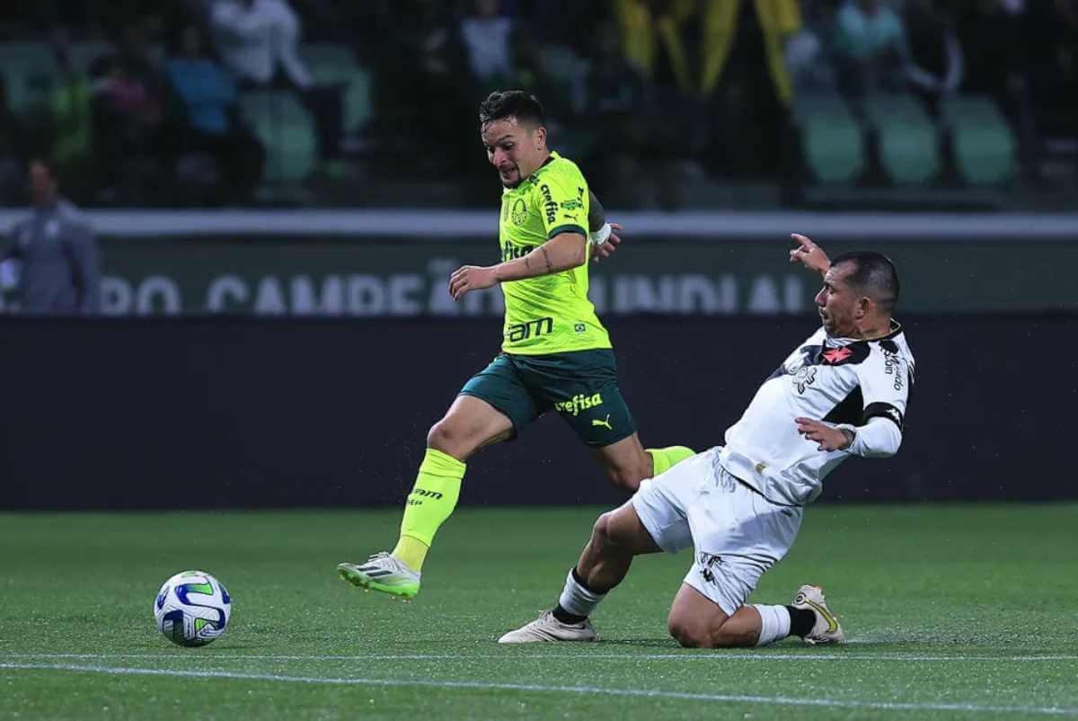Medel em ação pelo Vasco contra o Palmeiras