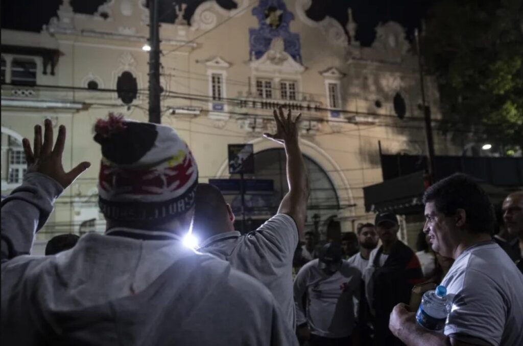 Torcedores em noite de orações em São Januário