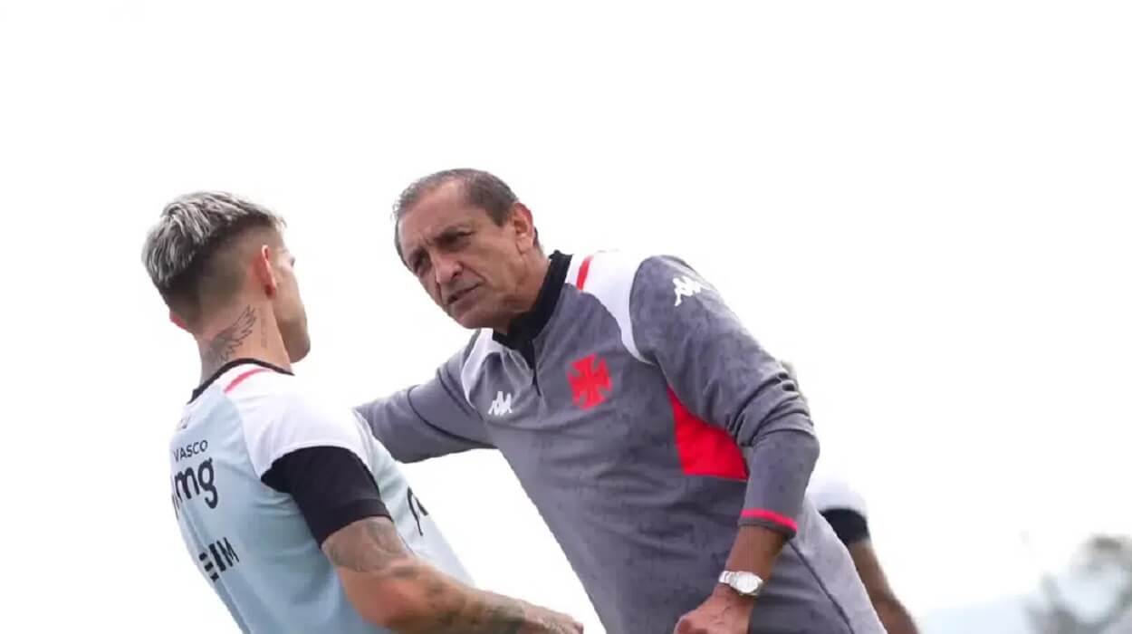 Orellano e Ramón Díaz conversando em treino do Vasco