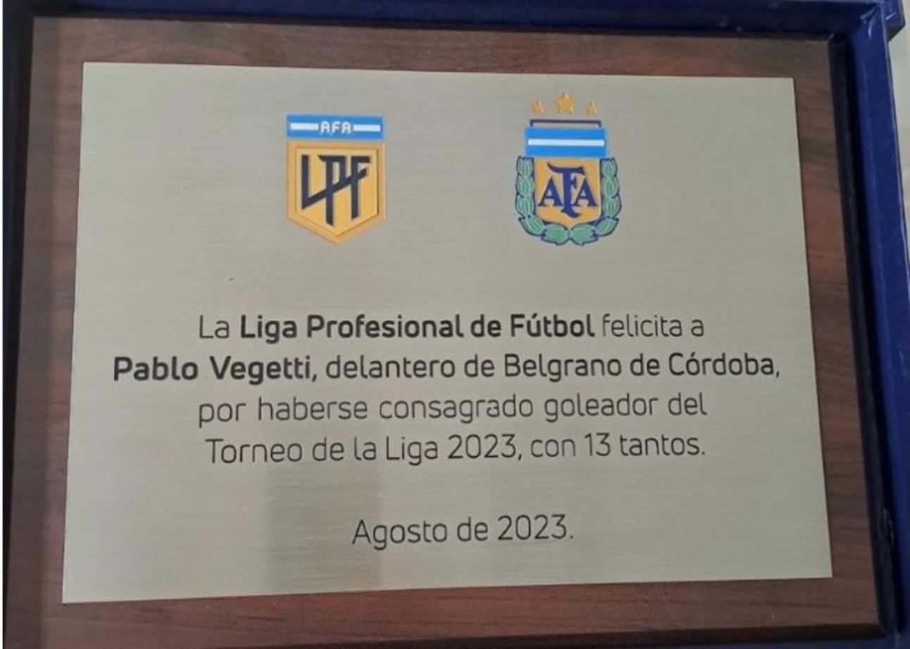 Vegetti recebe placa pela artilharia do Campeonato Argentino