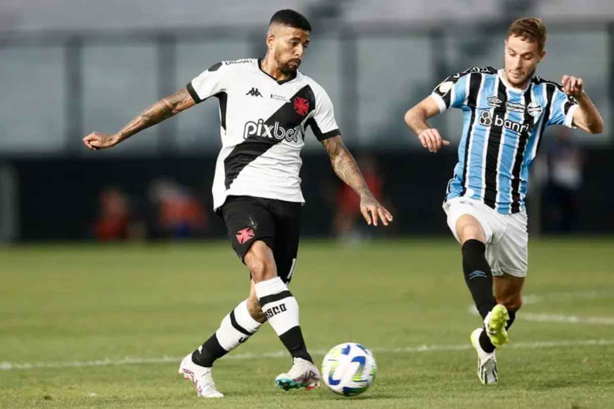 Paulinho durante jogo contra o Grêmio