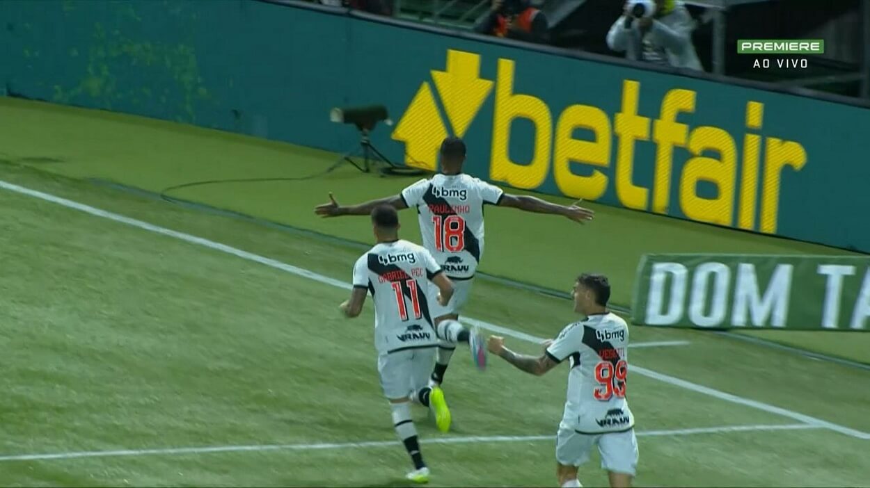 Paulinho comemorando gol contra o Palmeiras