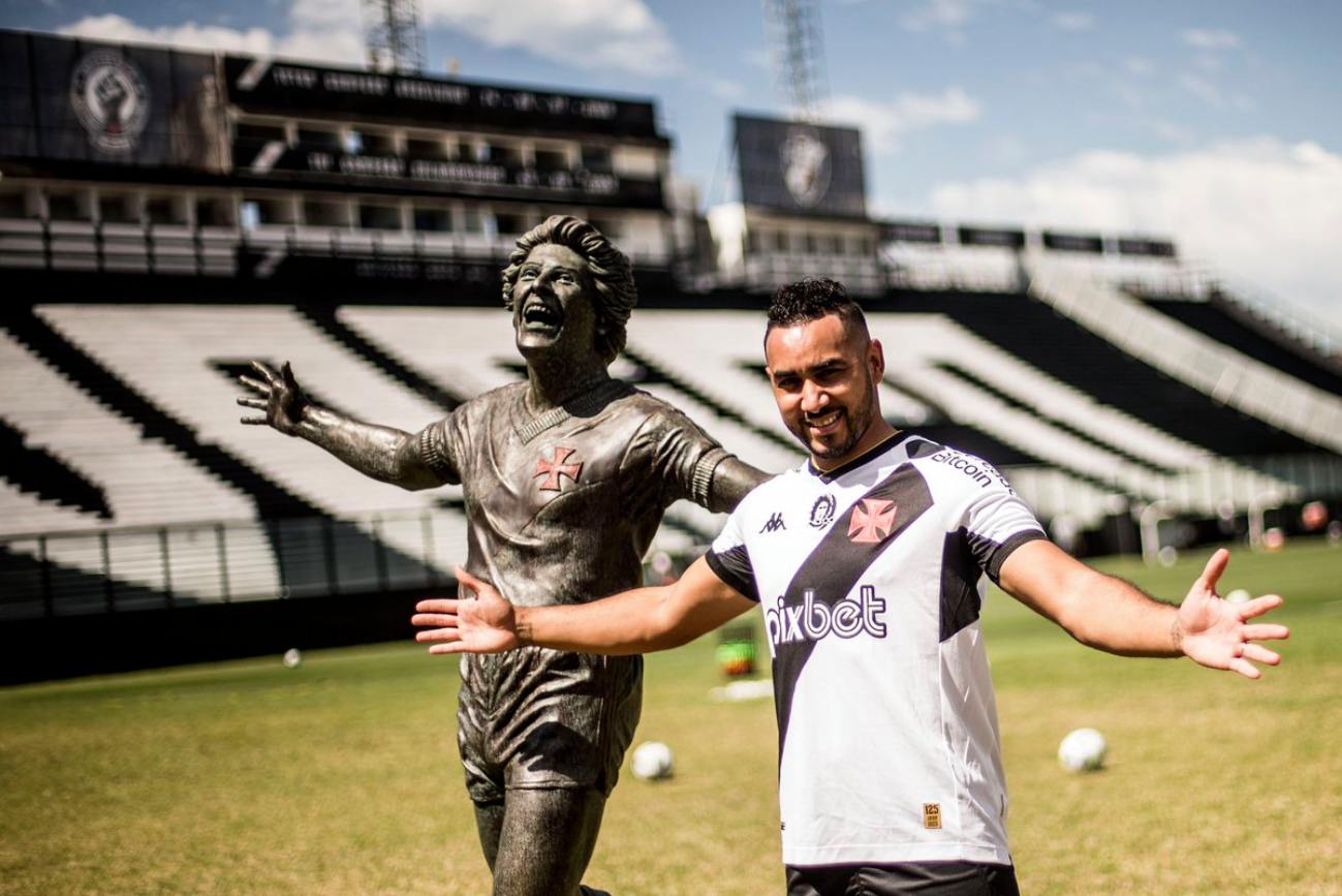 Payet ao lado da estátua de São Januário