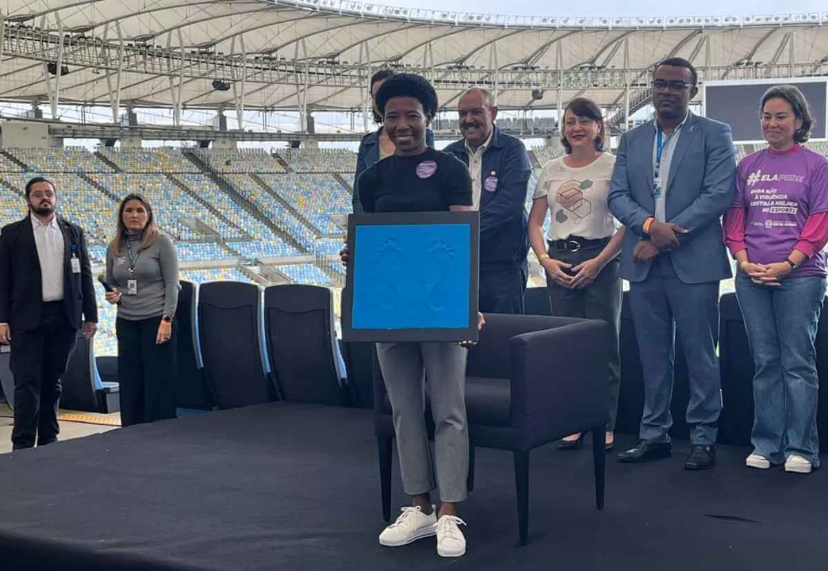 Pretinha é homenageada na calçada da fama do Maracanã