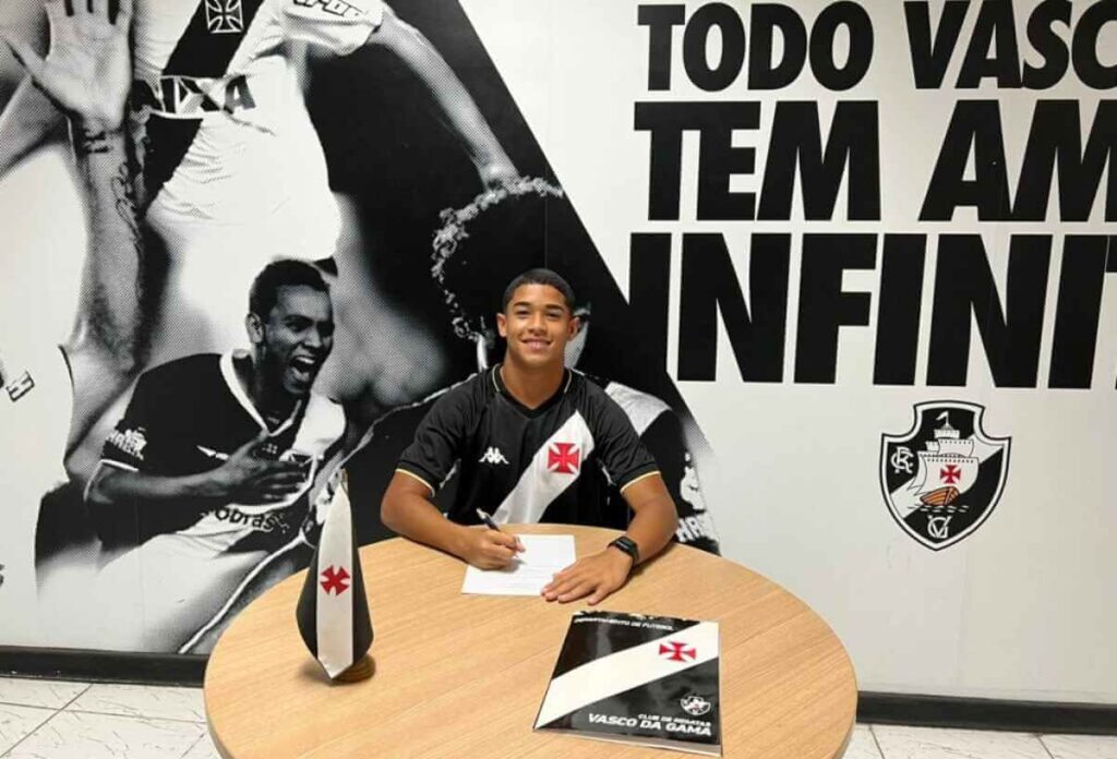 Riquelme Avellar assinando contrato com o Vasco