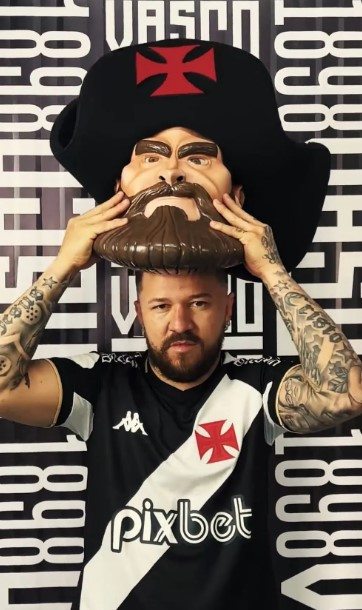 Rossi com a cabeça do Almirante, mascote do Vasco