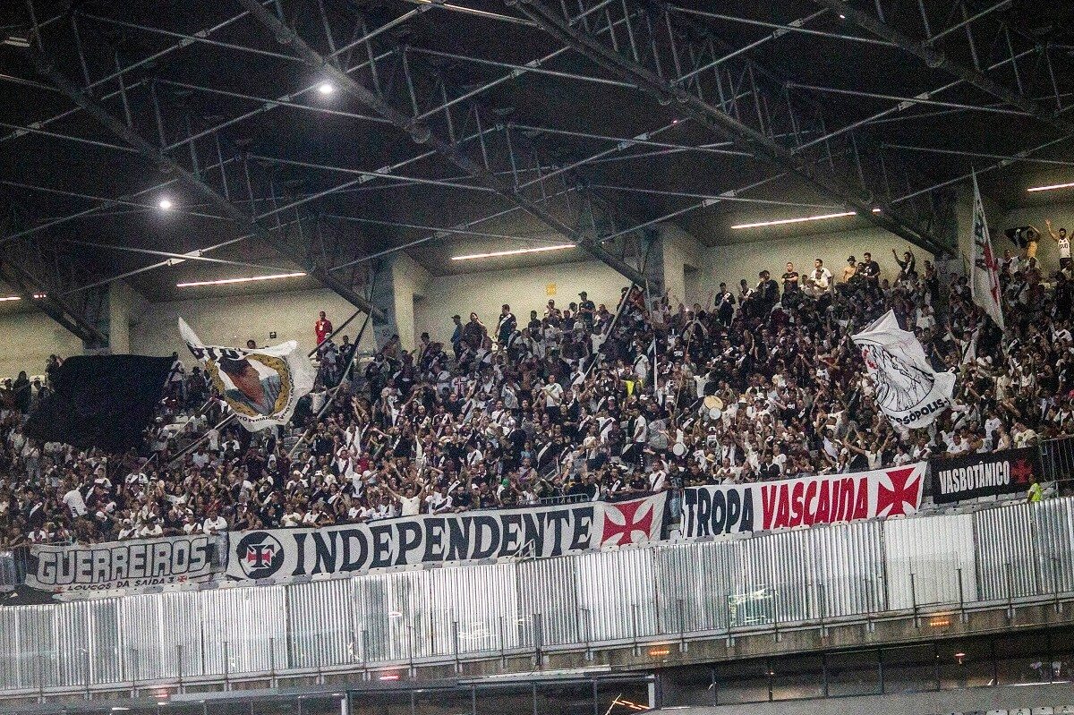 Torcida do Vasco em jogo contra o Atlético no Mineirão