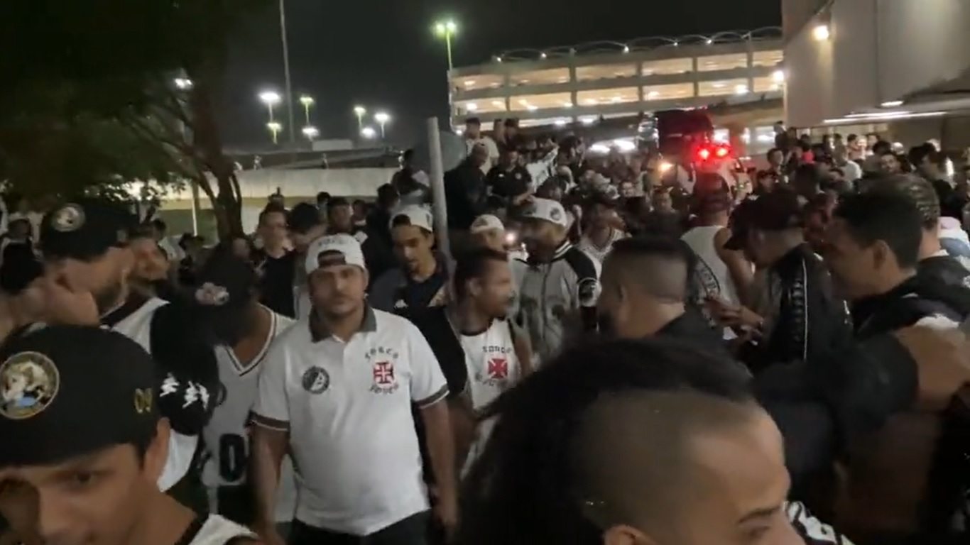 Torcida do Vasco no aeroporto para recepcionar Dimitri Payet