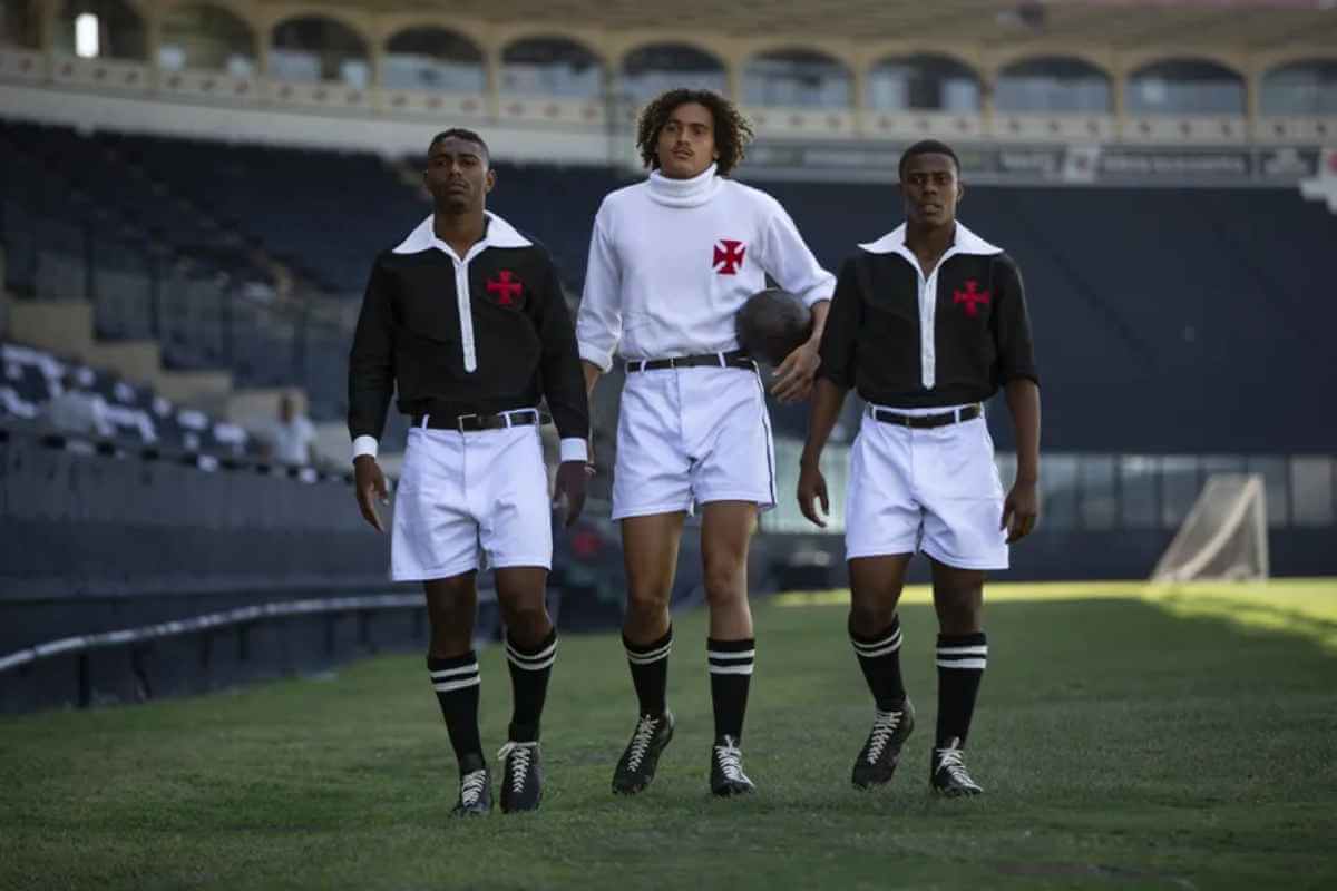 Jogadores do Sub-20 com uniformes dos Camisas Negras