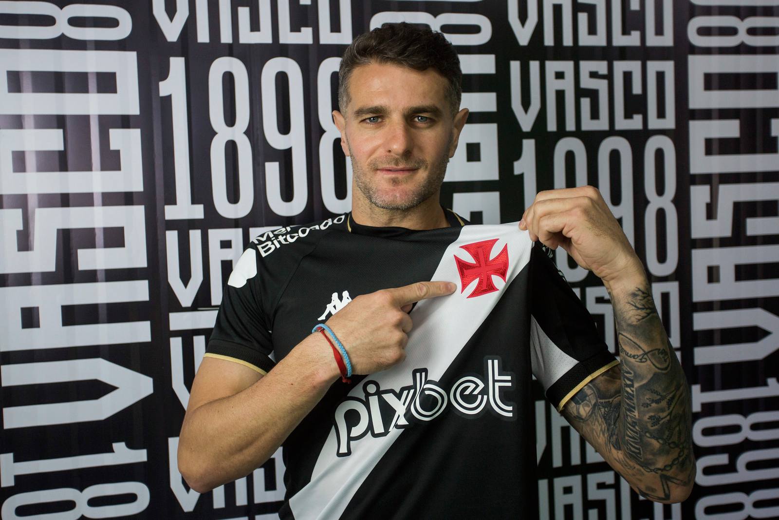 Pablo Vegetti veste camisa do Vasco