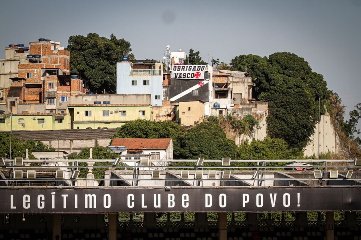 Mensagem do Vasco no Estádio de São Januário e de torcedores na Barreira