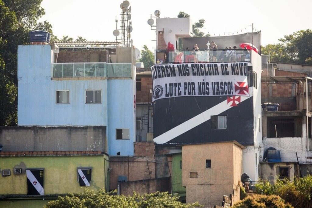 Torcedores do Vasco e moradores da Barreira deixam mensagem para o clube