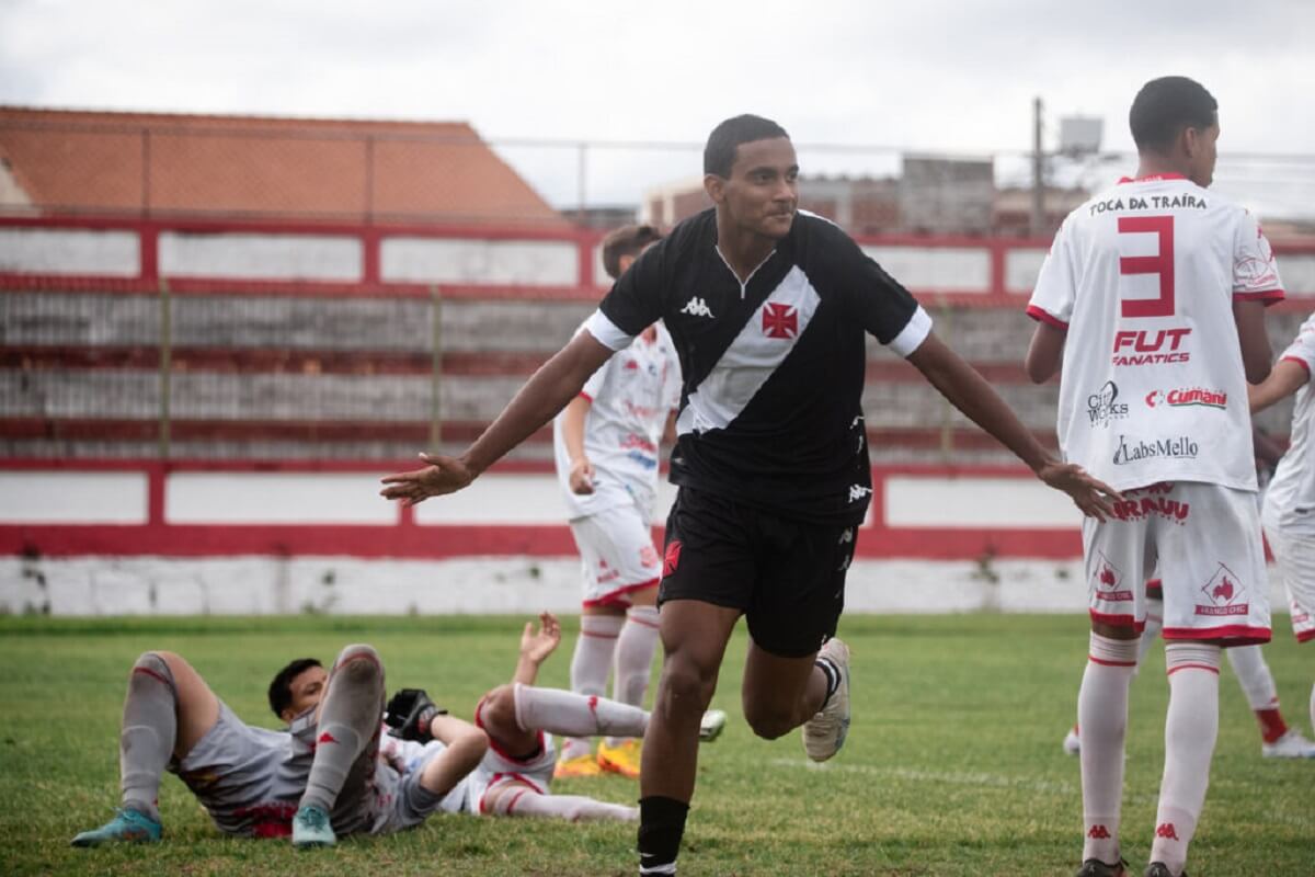 Medina comemorando gol contra o Bangu pelo Carioca Sub-15 2023