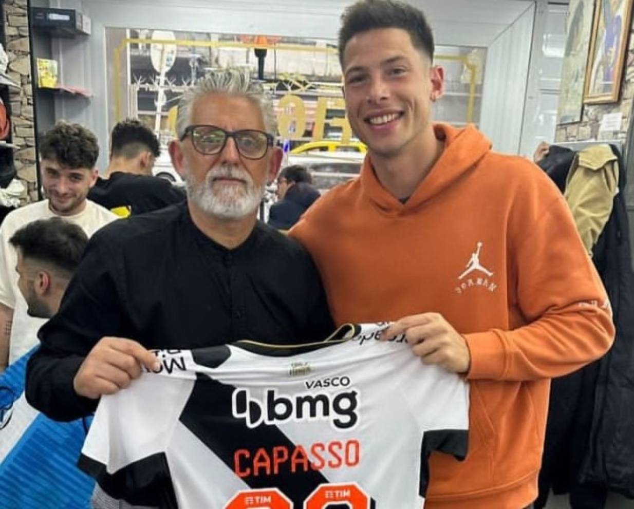 Capasso entrega camisa do Vasco a seu barbeiro na Argentina