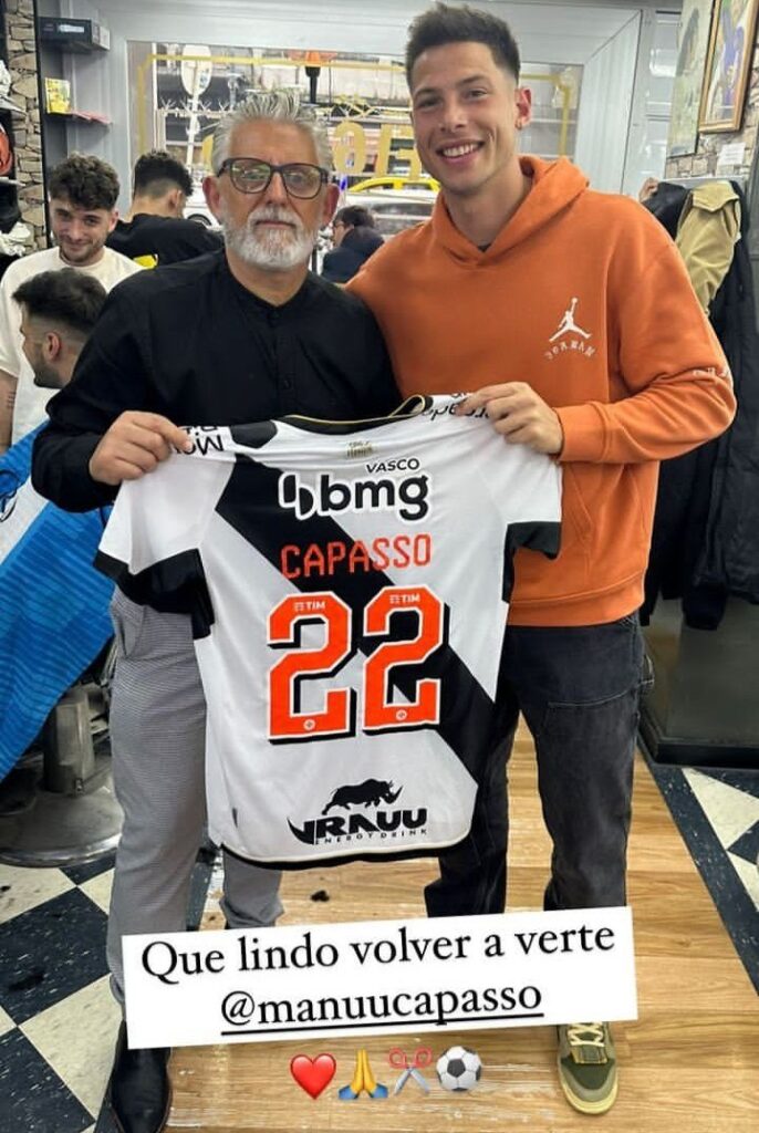 Capasso presenteia seu barbeiro na Argentina com camisa do Vasco