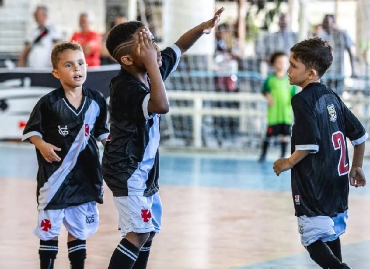 Davi comemora gol pelo futsal do Vasco