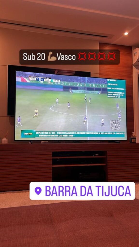 Emiliano Díaz assistindo a Fluminense x Vasco pelo Sub-20