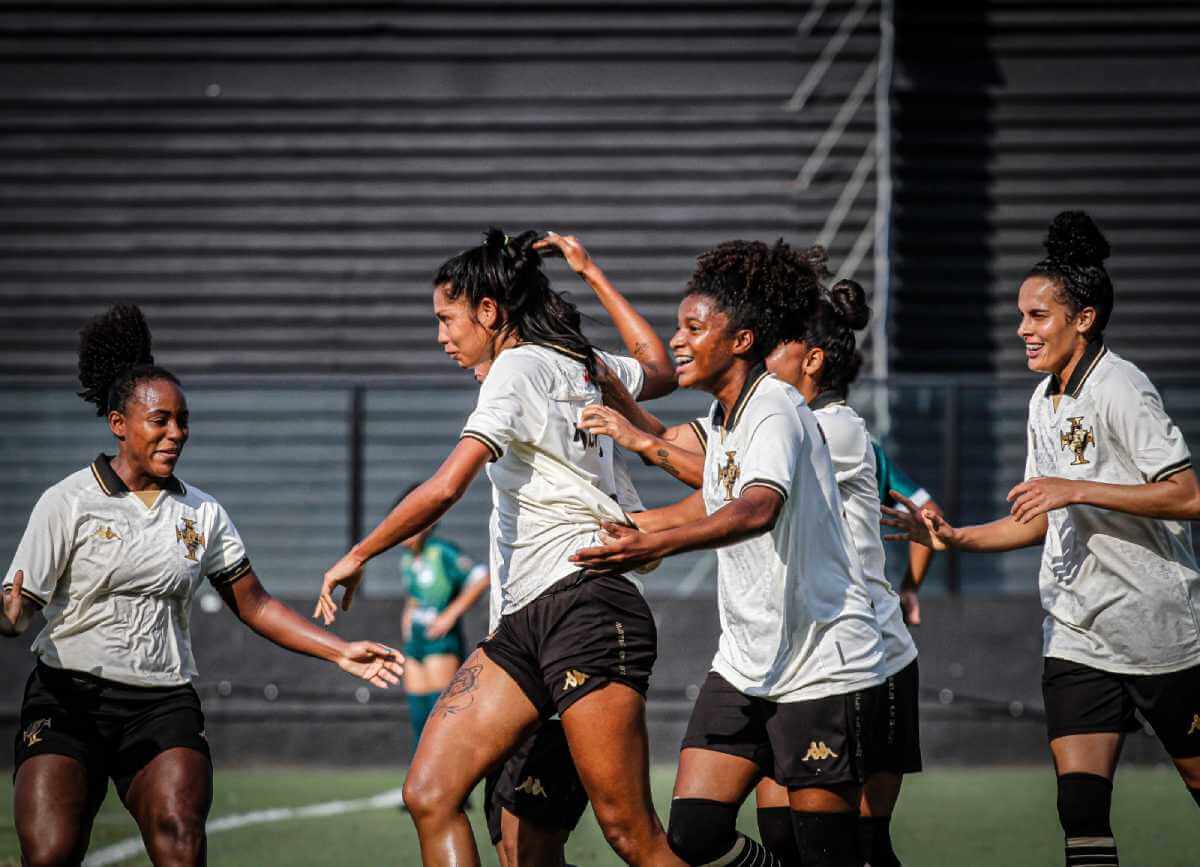 Meninas do Vasco comemorando gol em São Januário