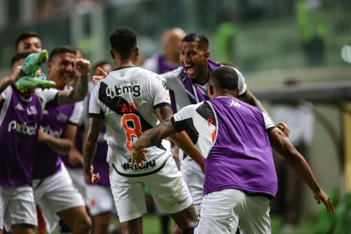 Santos goleia Vasco e deixa Z4