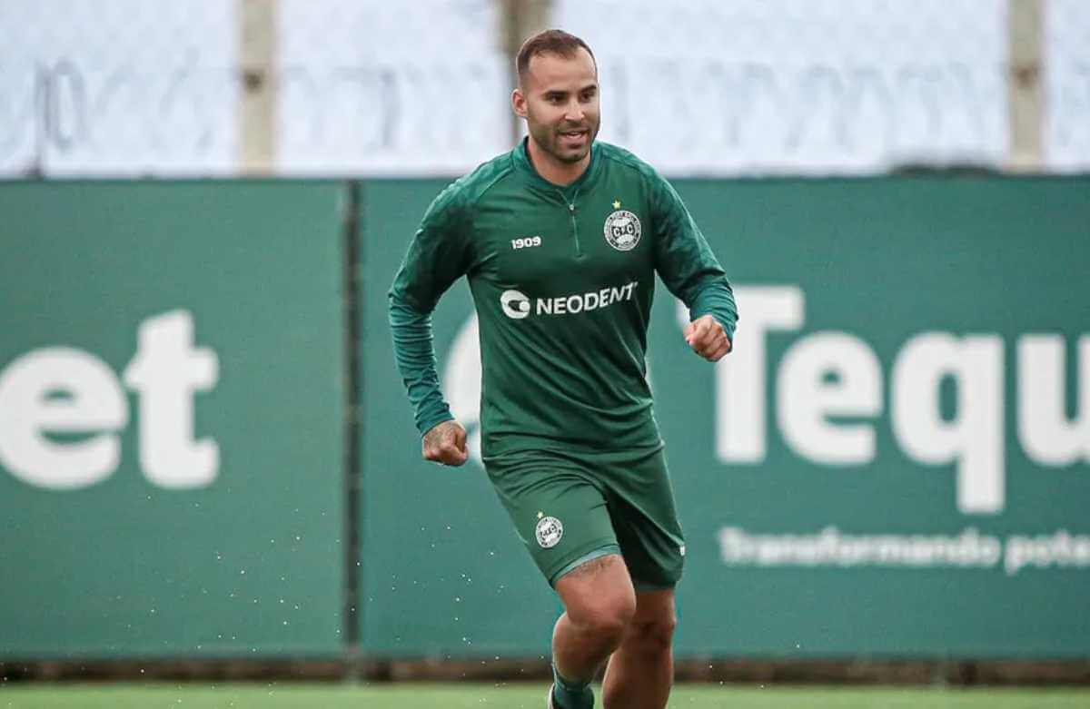 Atacante especulado no Bahia é anunciado pelo Coritiba