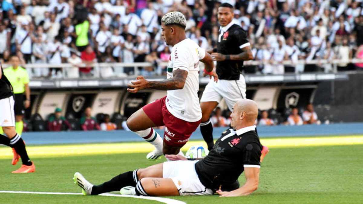 Maicon durante o jogo contra o Fluminense