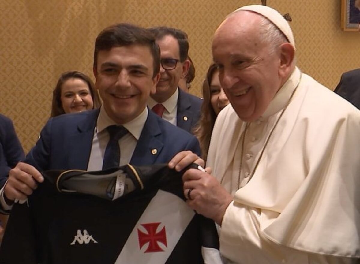 Papa Francisco recebendo camisa do Vasco de presente